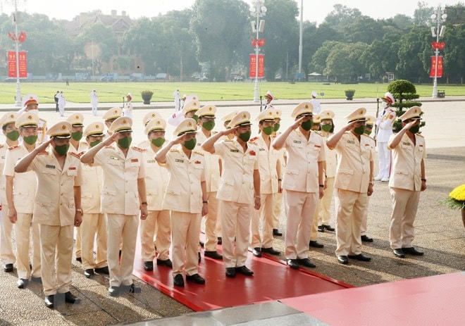Đoàn đại biểu Đảng ủy Công an Trung ương và Bộ Công an viếng Chủ tịch Hồ Chí Minh. Ảnh: Lâm Khánh/TTXVN.