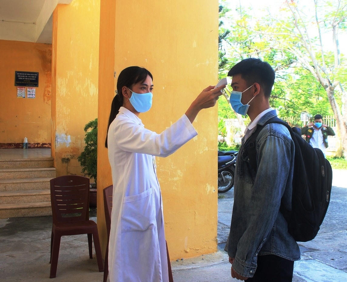 Học sinh Quảng Nam được đo thân nhiệt để phòng, chống dịch Covid-19.