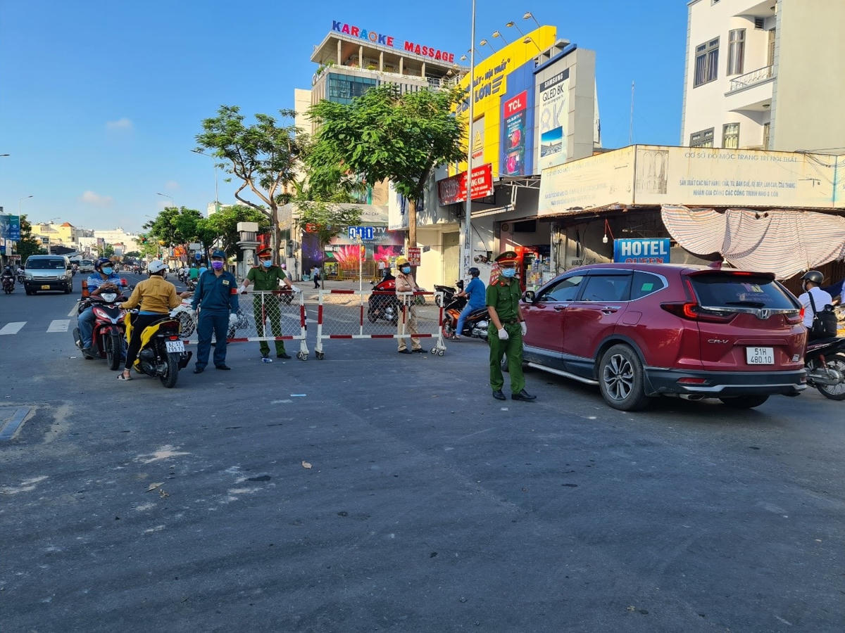 Lực lượng chức năng hỗ trợ người dân thực hiện đúng quy định giãn cách xã hội toàn thành phố.