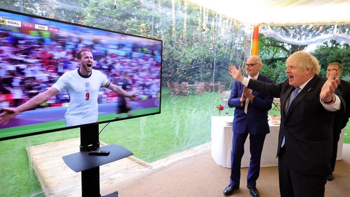 Thủ tướng Anh Boris Johnson cổ vũ cho Đội tuyển Anh trong trận gặp Ukraine tại vòng Tứ kết, Euro 2020. Ảnh: Reuters.