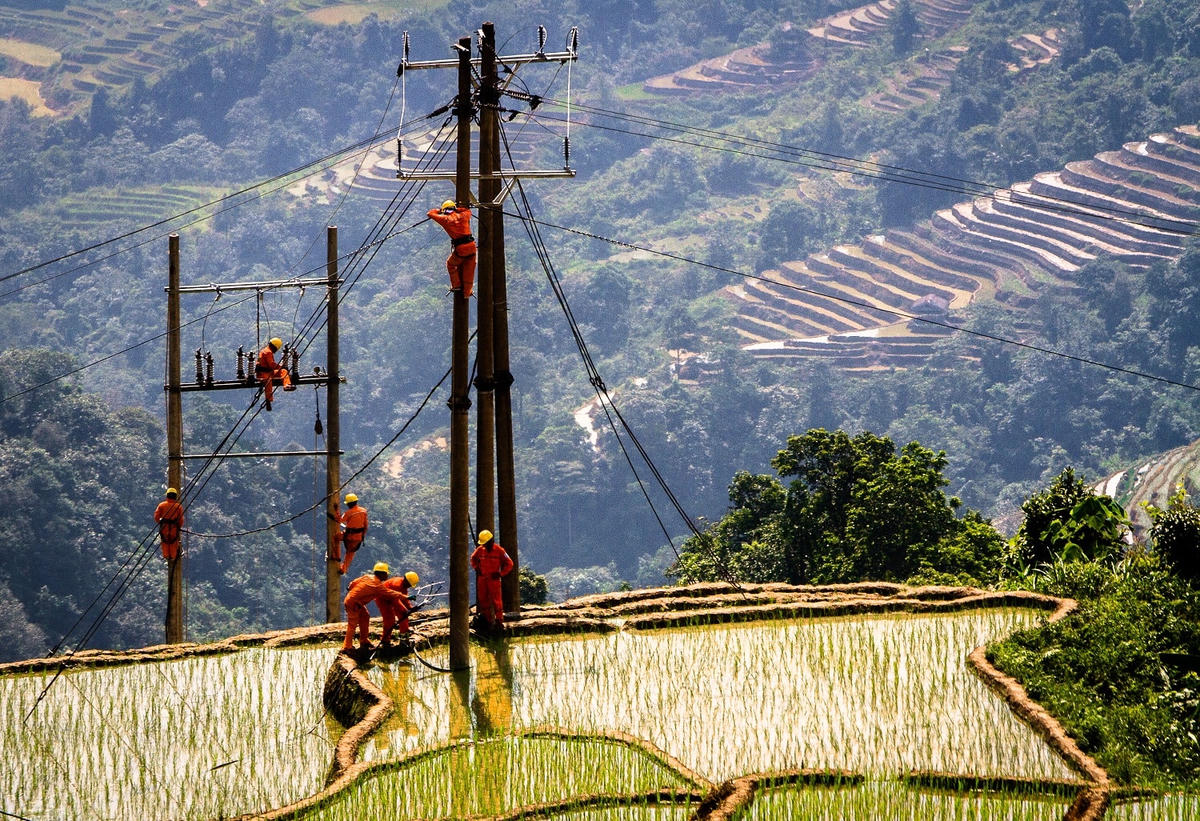 Đưa điện về vùng cao Hà Giang. Ảnh: VGP.