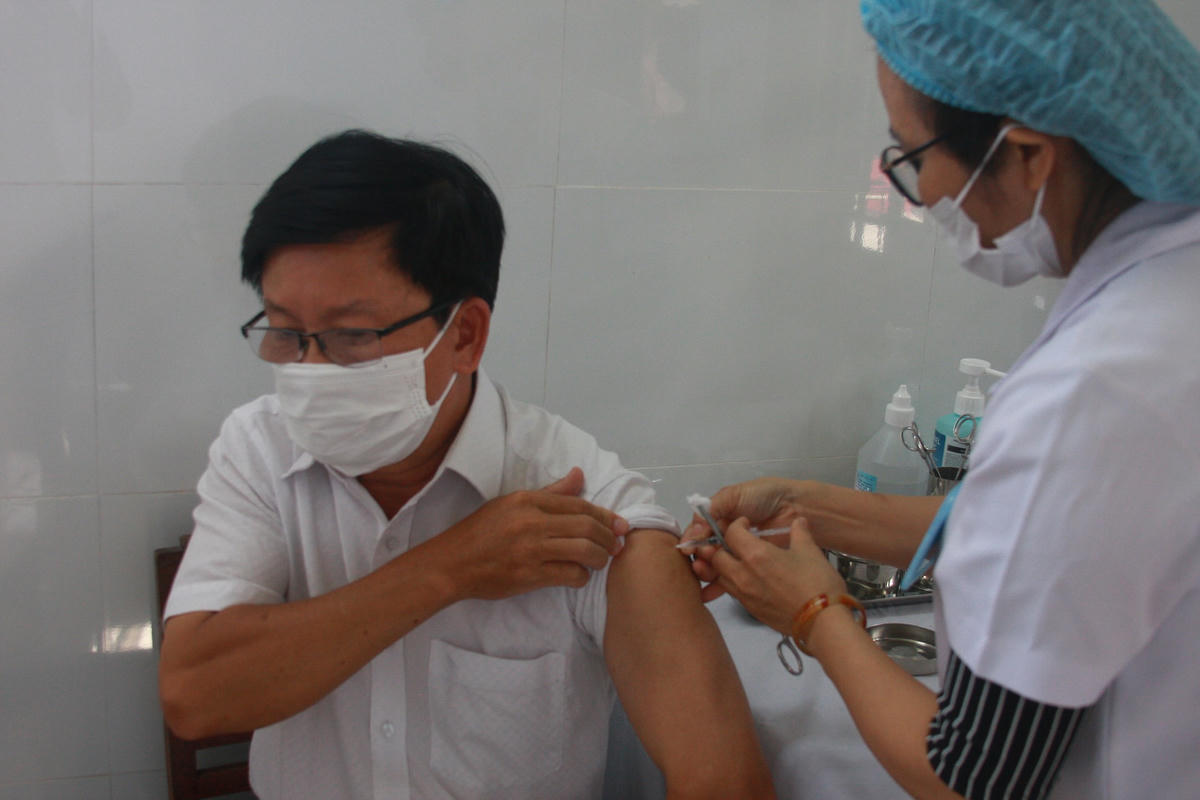 Liệu trình tiêm chủng vaccine Covid-19 của AstraZeneca bao gồm hai liều riêng biệt. Mũi thứ hai cách mũi thứ nhất khi đủ 4 tuần trở lên.
