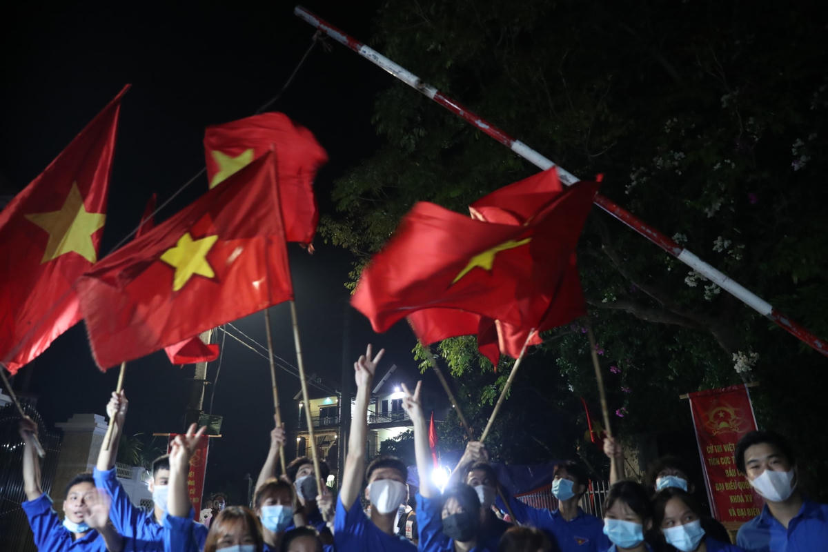 Khoảnh khắc dỡ bỏ phong toả thôn Lỗ Giao trước ngày bầu cử