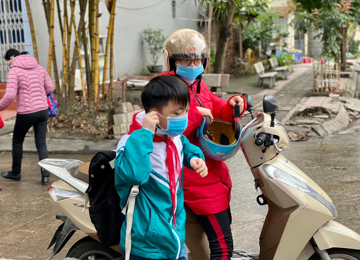 Phụ huynh học sinh căn dặn con luôn thực hiện quy tắc 5K khi đến trường để đảm bảo an toàn phòng, chống dịch.