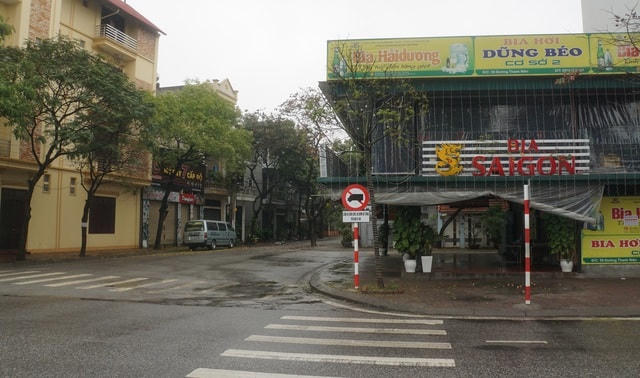 Đường phố, hàng quán rất vắng lặng.  