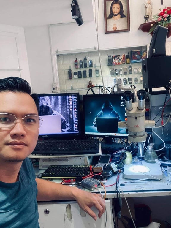 Ngoài sưu tầm, anh Khanh còn tự tay phục chế nhiều chiếc điện thoại cổ. 