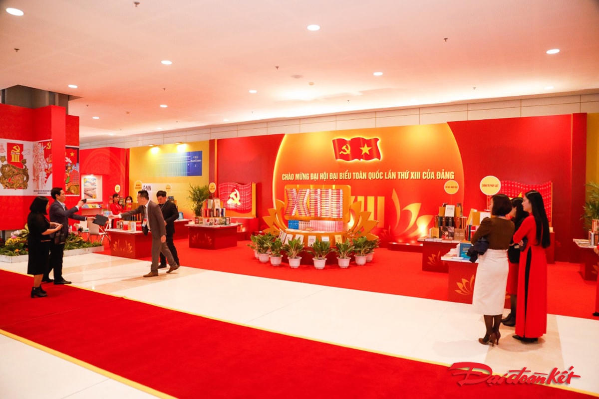 Bên cạnh Khu trưng bày sách là Khu bày bán sách phục vụ đại biểu trên diện tích gần 100m2, được kết nối liền mạch với Khu trưng bày.