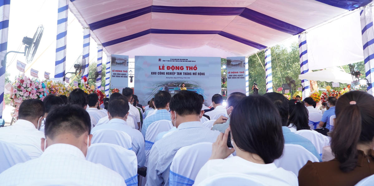 Các đại biểu tham dự lễ động thổ tại khu công nghiệp Tam Thăng.