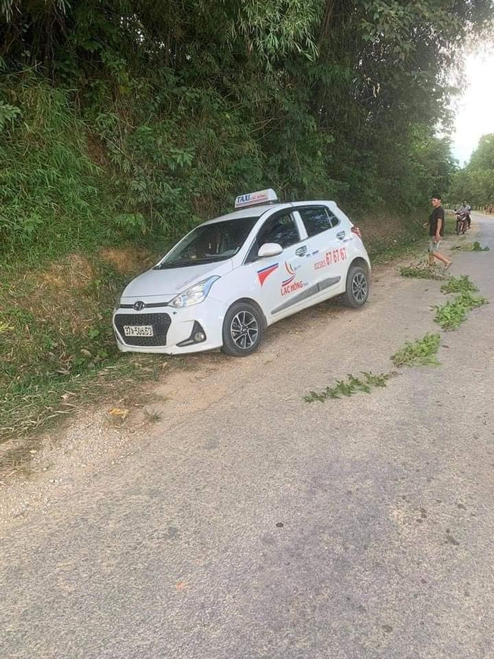 Chiếc xe taxi do nam tài xế điều khiển.