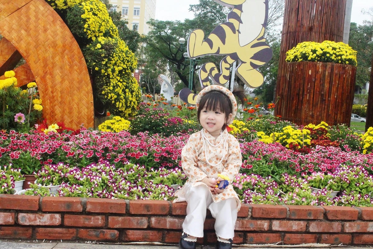 Em nhỏ tạo dáng bên tiểu cảnh ở Quảng trường 24/3.
