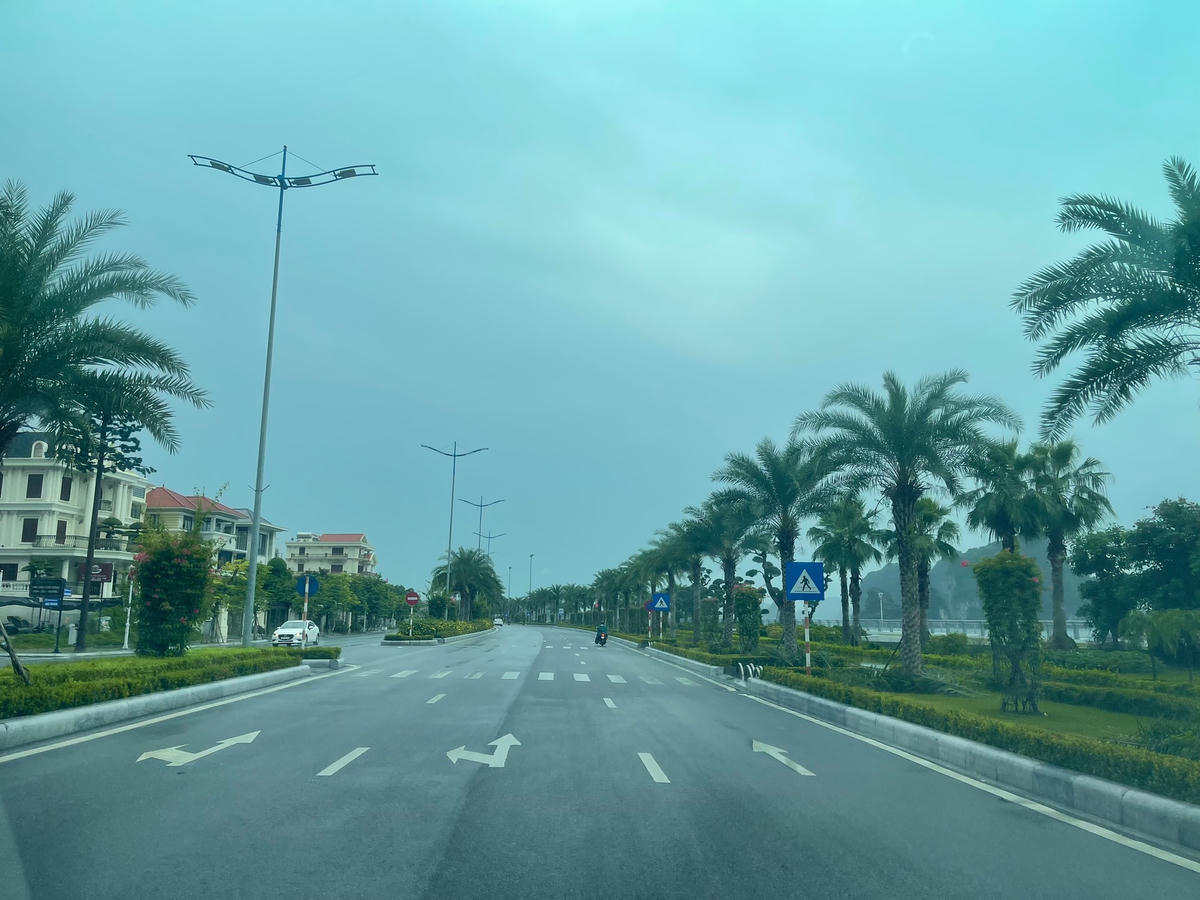Dự án cải tạo, chỉnh trang, mở rộng, khắc phục ô nhiễm môi trường đường Trần Quốc Nghiễn - đoạn từ cầu Bài Thơ đến điểm đấu nối đường bao biển Hạ Long - Cẩm Phả có chiều dài 4,7 km với tổng mức đầu tư 680 tỷ đồng.