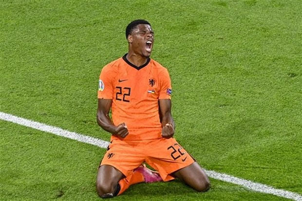 Hậu vệ Hà Lan Denzel Dumfries ăn mừng sau khi ghi bàn nâng tỷ số 3-2 cho đội nhà trong trận đấu gặp Ukraine tại vòng chung kết EURO 2020 ở Amsterdam, ngày 13/6/2021. (Ảnh: AFP/TTXVN).