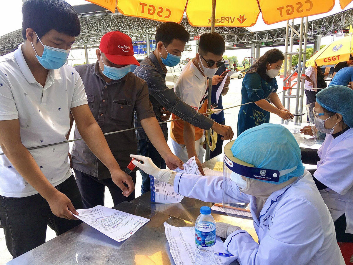 Các chốt kiểm soát ra vào TP Hà Nội vẫn hoạt động nghiêm ngặt