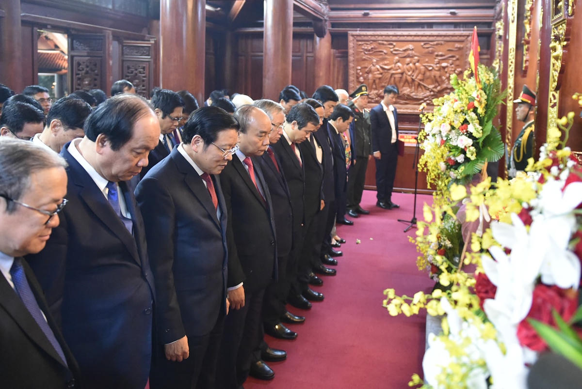 Thủ tướng Nguyễn Xuân Phúc và các đại biểu dâng hương tại Đền thờ Bác Hồ. Ảnh: VGP/Quang Hiếu.