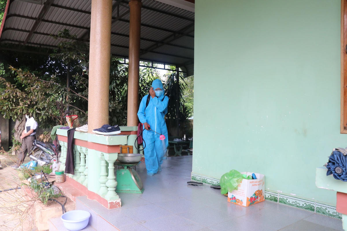 Ngành Y tế tổ chức phun hóa chất ở những nơi xuất hiện bệnh nhân dương tính với bạch hầu.