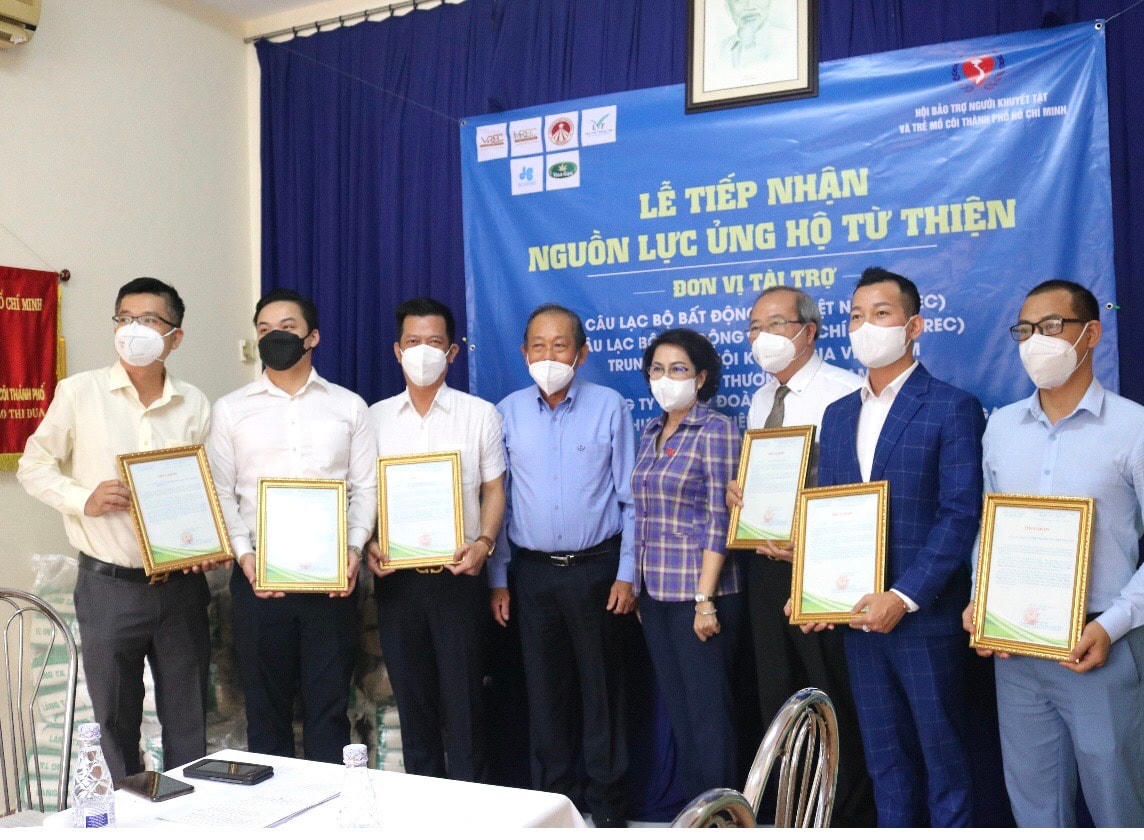 Nguyên Phó Thủ tướng Thường trực Trương Hòa Bình và bà Tô Thị Bích Châu, Chủ tịch Uỷ ban MTTQ Việt Nam TP.HCM trao Thư cảm ơn đến các đơn vị tài trợ.