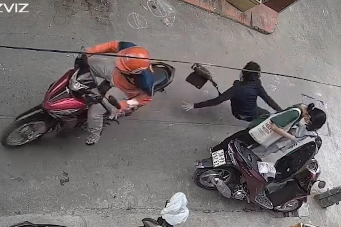 Bị giật túi xách, người phụ nữ ngã nhào xuống đường (Ảnh cắt từ clip).