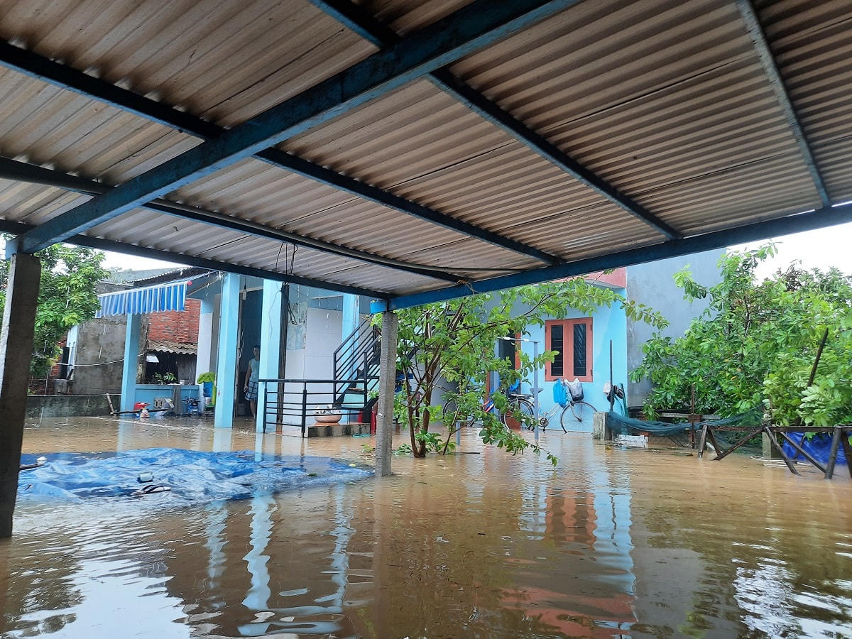 Một góc ngôi nhà của ông Thanh bị ngập nước nặng.
