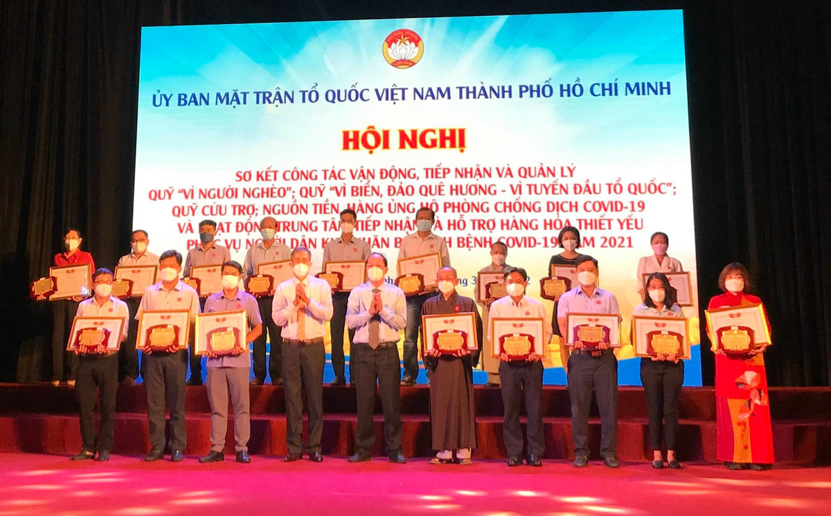Ông Võ Văn Thiện - Trưởng Ban Công tác phía Nam, Ủy ban Trung ương MTTQ Việt Nam và ông Nguyễn Hồ Hải - Phó Bí thư Thành ủy TP HCM trao Bằng khen cho các tổ chức, cá nhân tại buổi lễ.