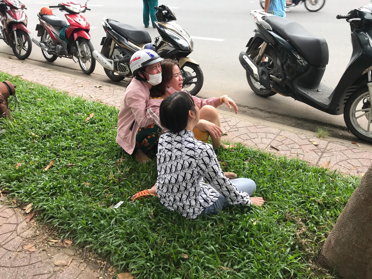 Người mẹ gào khóc gọi tên con. Ảnh: TL.