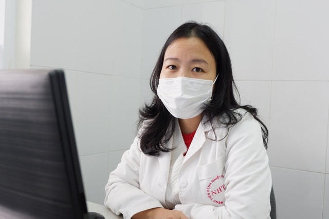 BSCK II Nguyễn Nguyên Huyền, Trưởng khoa Khám bệnh cơ sở Kim Chung, Bệnh viện Bệnh Nhiệt đới Trung ương (Hà Nội).  