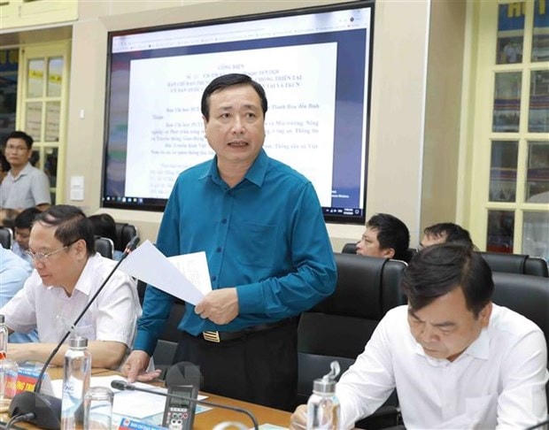 Tổng Cục trưởng Tổng Cục phòng chống thiên tai Trần Quang Hoài báo cáo về tình hình của cơn bão số 5. (Ảnh: TTXVN)..