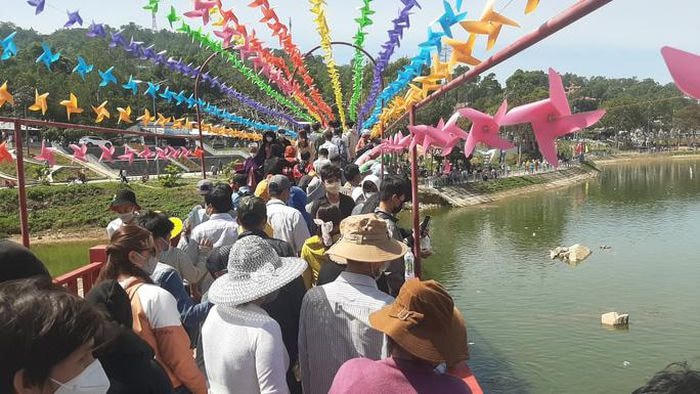 Cầu Đỏ nằm bên Hồ Thủy Liêm, nối Chùa Phật Lớn với Quảng Trường là nơi du khách rất thích đến.