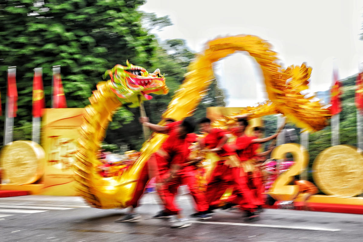 13 đội múa Rồng đua tài quanh hồ Hoàn Kiếm
