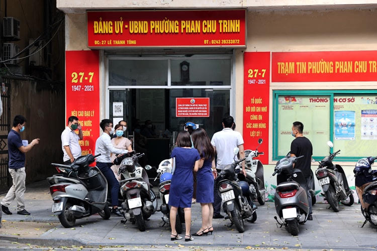 Tại UBND phường Phan Chu Trinh (quận Hoàn Kiếm) rất đông người đến làm thủ tục xin xác nhận giấy đi đường. Nguồn: Báo Tin Tức.