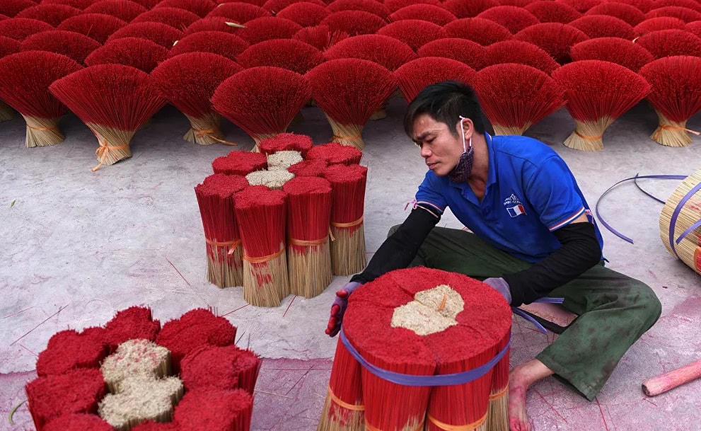 Một nghệ nhân làng nghề làm hương ở ngoại ô Hà Nội, Việt Nam.
