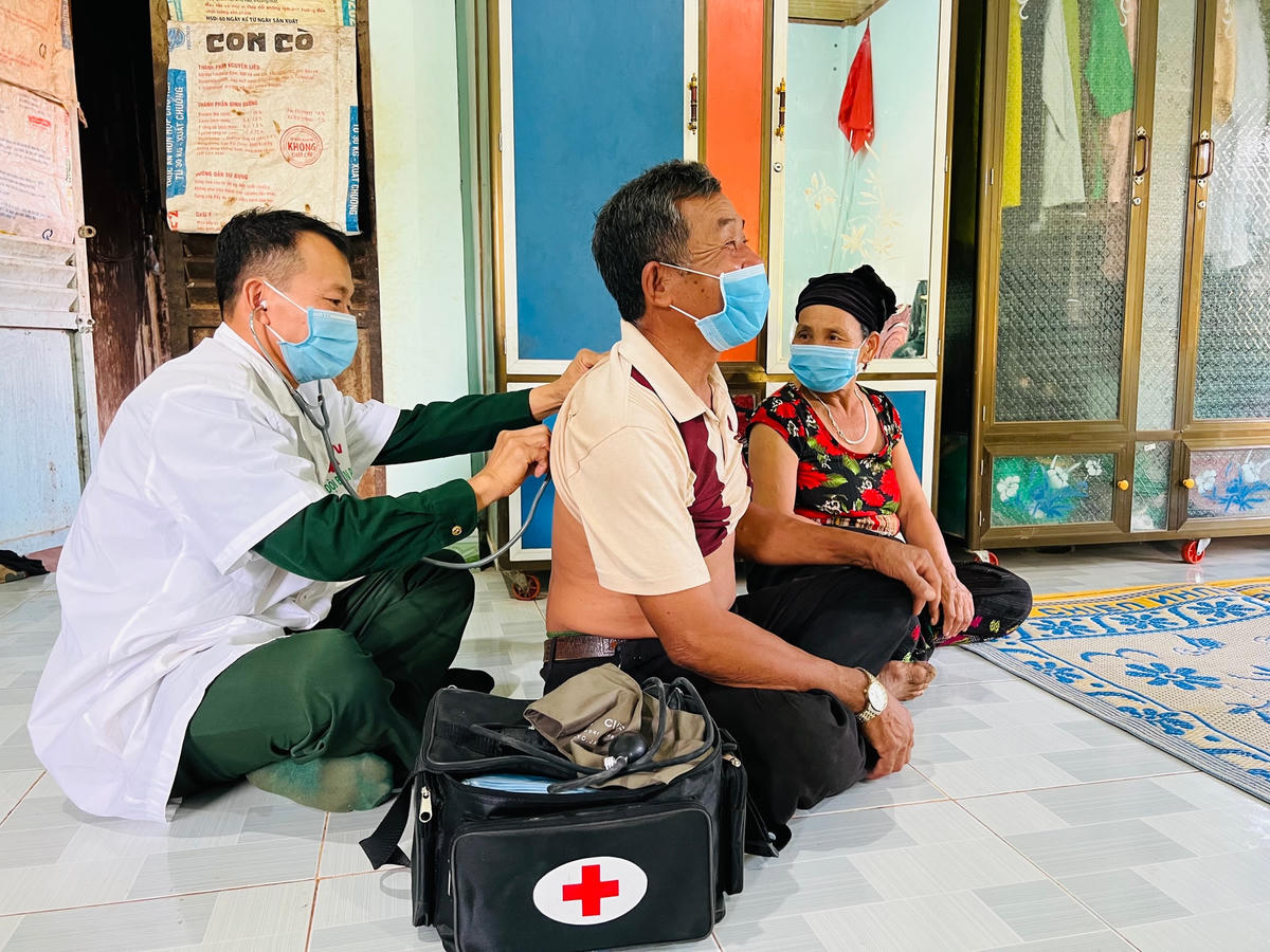 Miệt mài chăm sóc sức khỏe cho nhân dân, những thầy thuốc mang quân hàm xanh luôn nhận được sự tin yêu của đồng bào nơi biên giới.