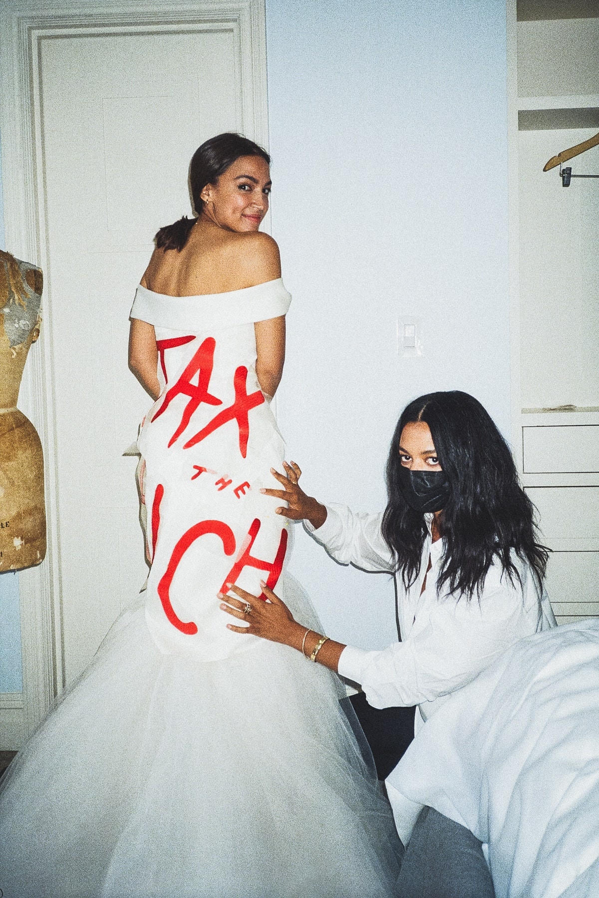 Chiếc váy với thông điệp ấn tượng của Alexandria Ocasio-Cortez tại Met Gala. Ảnh: Teen Vogue.