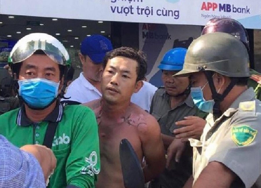 Đối tượng cướp ngân hàng bị người dân và cơ quan chức năng bắt giữ.
