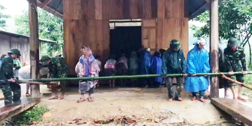 Di dời các hộ dân nơi có nguy cơ sạt lở đất.