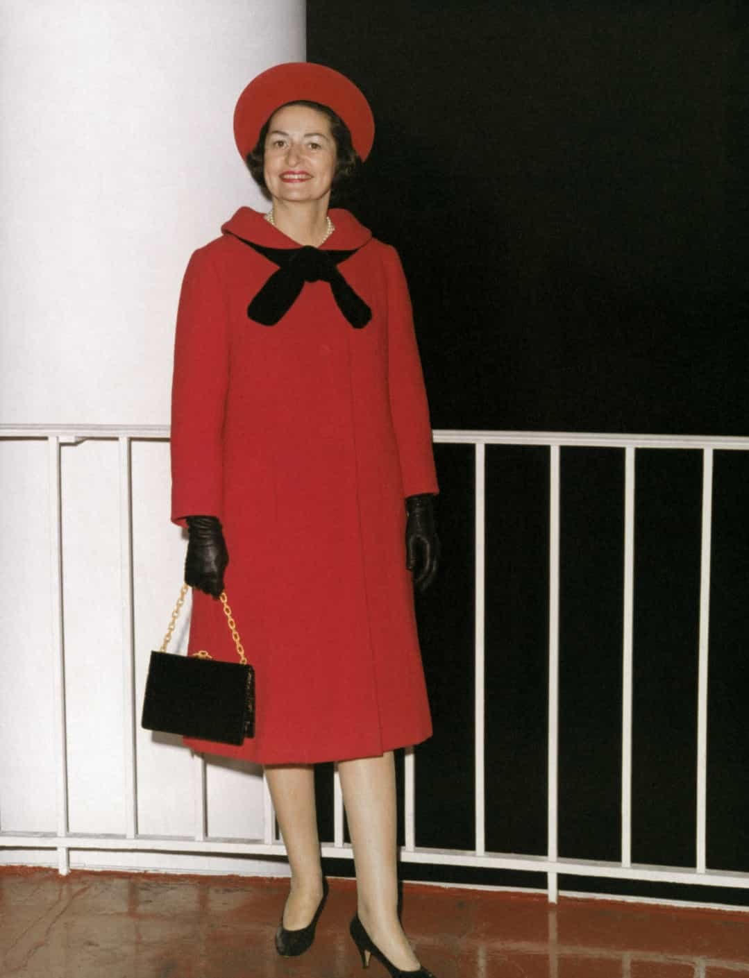 Tổng thống Lyndon B. Johnson đắc cử vào năm 1965. Đệ nhất phu nhân Claudia Taylor “Lady Bird” Johnson đã mặc số len màu đỏ này, với các phụ kiện phù hợp, tới lễ nhậm chức của ông.  