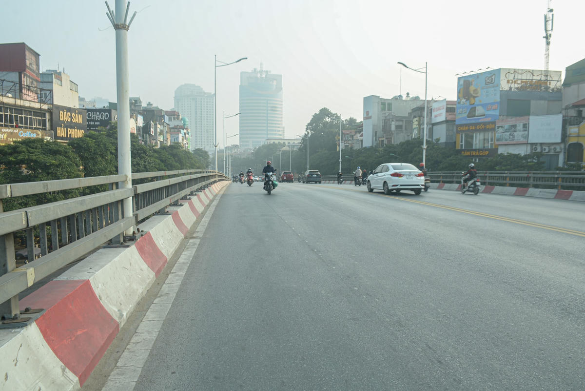 Dù vào khung giờ cao điểm, nhưng cầu vượt Lê Văn Lương vẫn lưa thưa phương tiện. Đây là hình ảnh rất khó bắt gặp vào ngày thường, dường như chỉ xuất hiện trong những ngày nghỉ lễ, Tết.