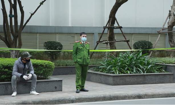 Lực lượng chức năng có mặt kiểm tra công tác phong toà, cách ly phòng chống dịch. 