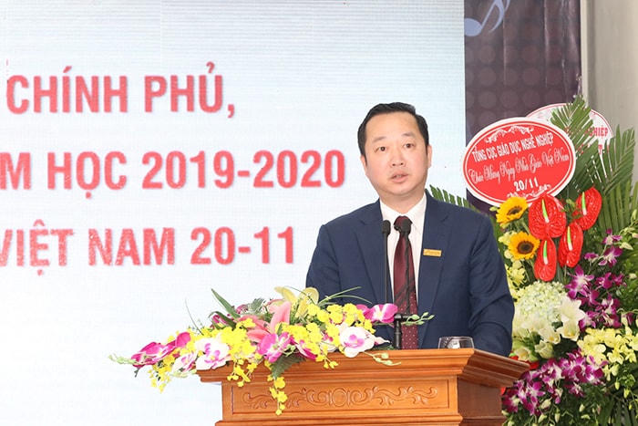 Hiệu trưởng Đồng Văn Ngọc báo cáo kết quả các phong trào thi đua của nhà trường.