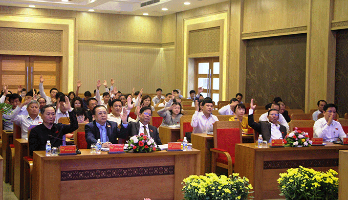 Đại biểu HĐND tỉnh Khánh Hòa, biểu quyết thông qua nghi quyết.