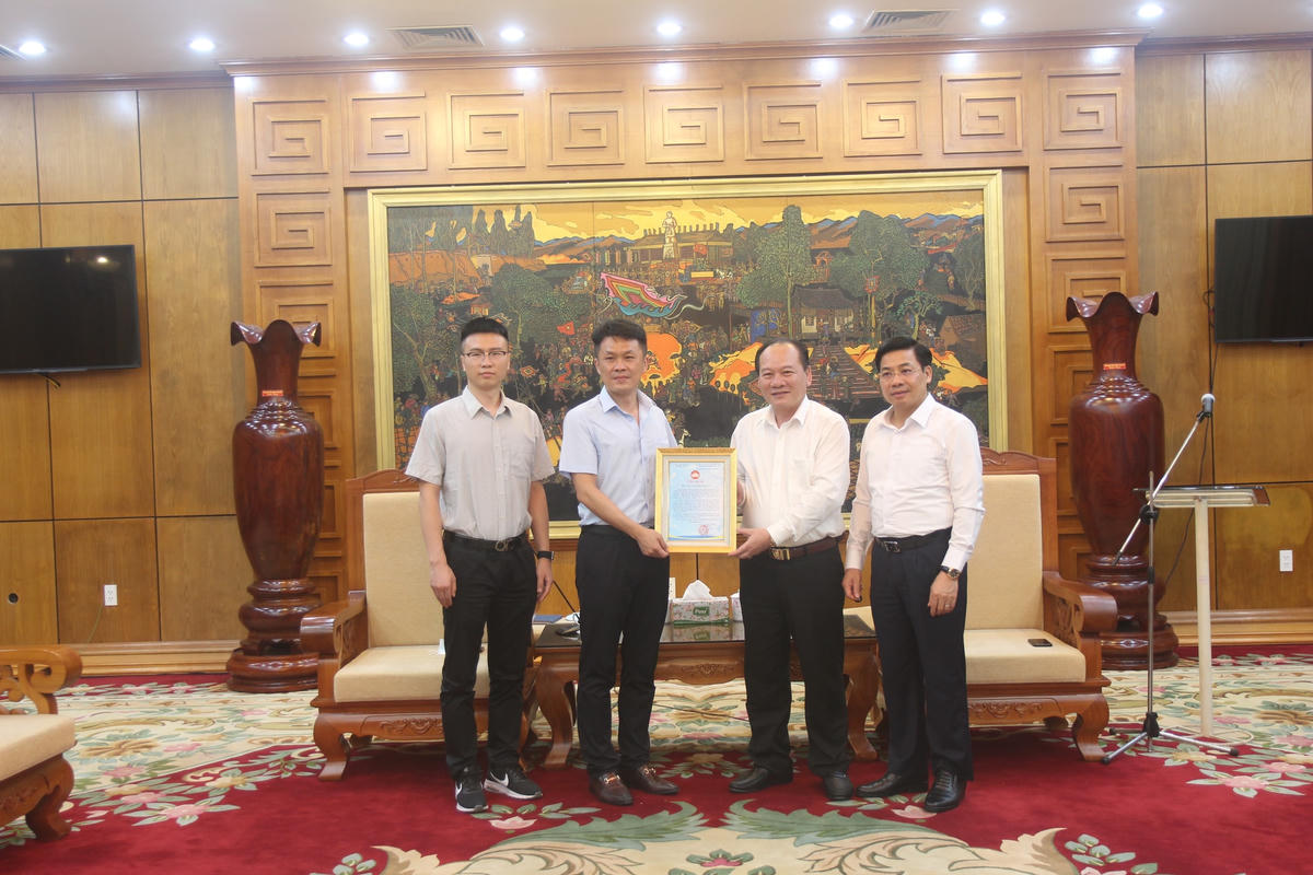 Ban chỉ đạo tỉnh tiếp nhận sự ủng hộ của Công ty TNHH Luxshare-ICT.