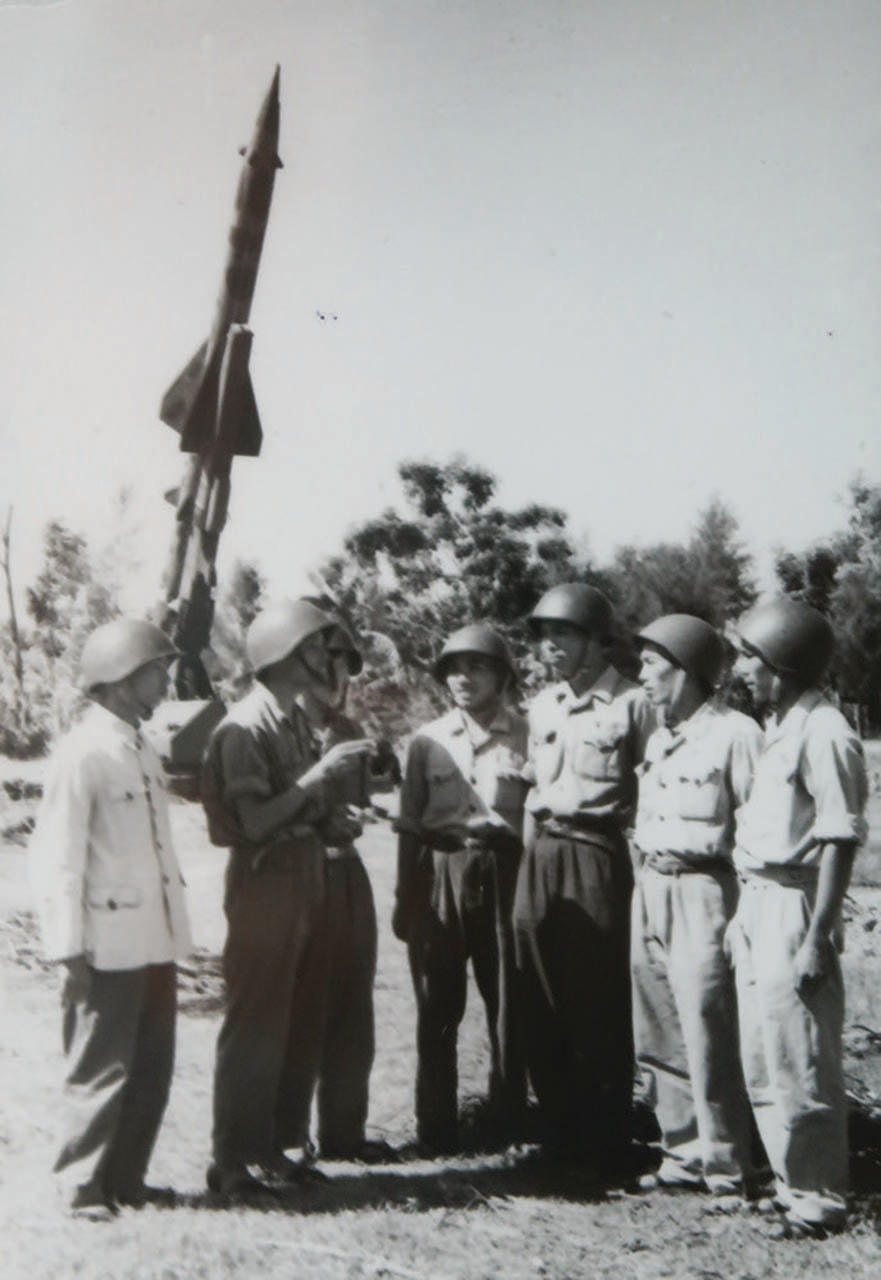 Kíp chiến đấu đã bắn rơi chiếc máy bay Mỹ thứ 2.500 ngày 6/11/1967 của Tiểu đoàn 62. Ông Nguyễn Quang Hùng đứng thứ 3 từ phải sang. (Ảnh: nhân vật cung cấp)