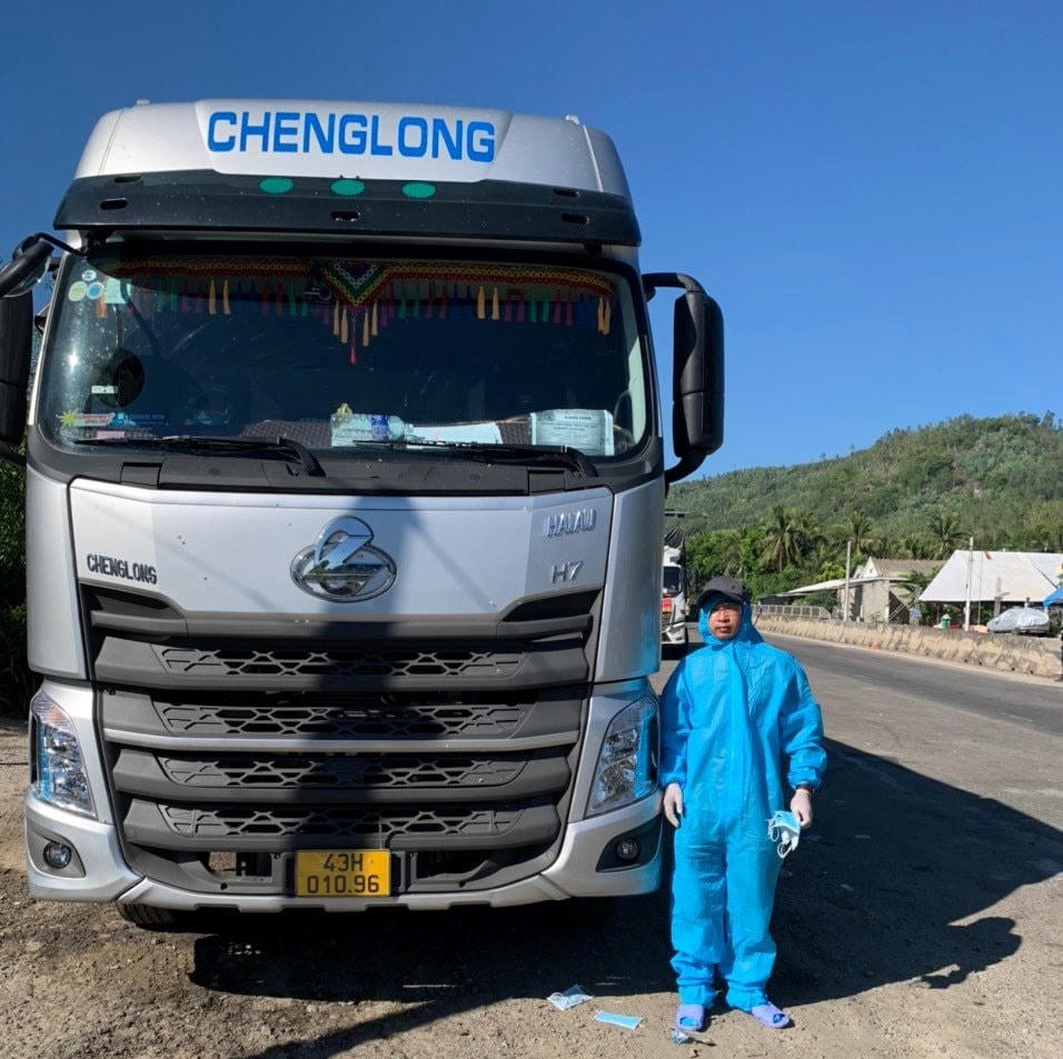 Lực lượng chức năng phát hiện tài xế xe tải chở người từ TP HCM về Quảng Nam.
