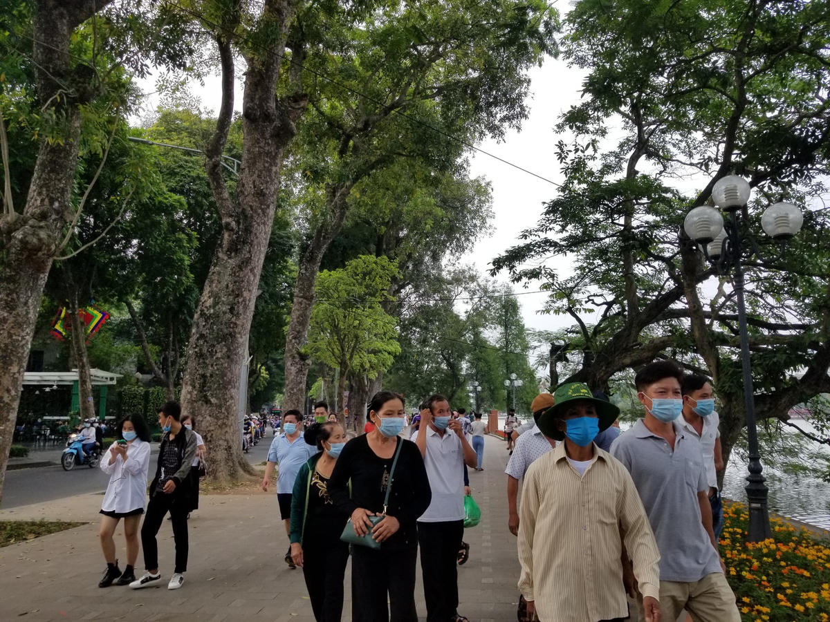 Hầu hết người dân tại khu vực Hồ Hoàn Kiếm đều có ý thức đeo khẩu trang, phòng chống dịch Covid-19.