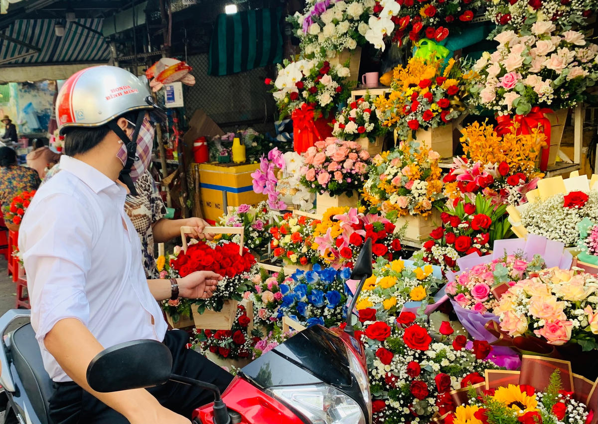 Đông nghịt người mua hoa tươi chúc mừng ngày 8-3