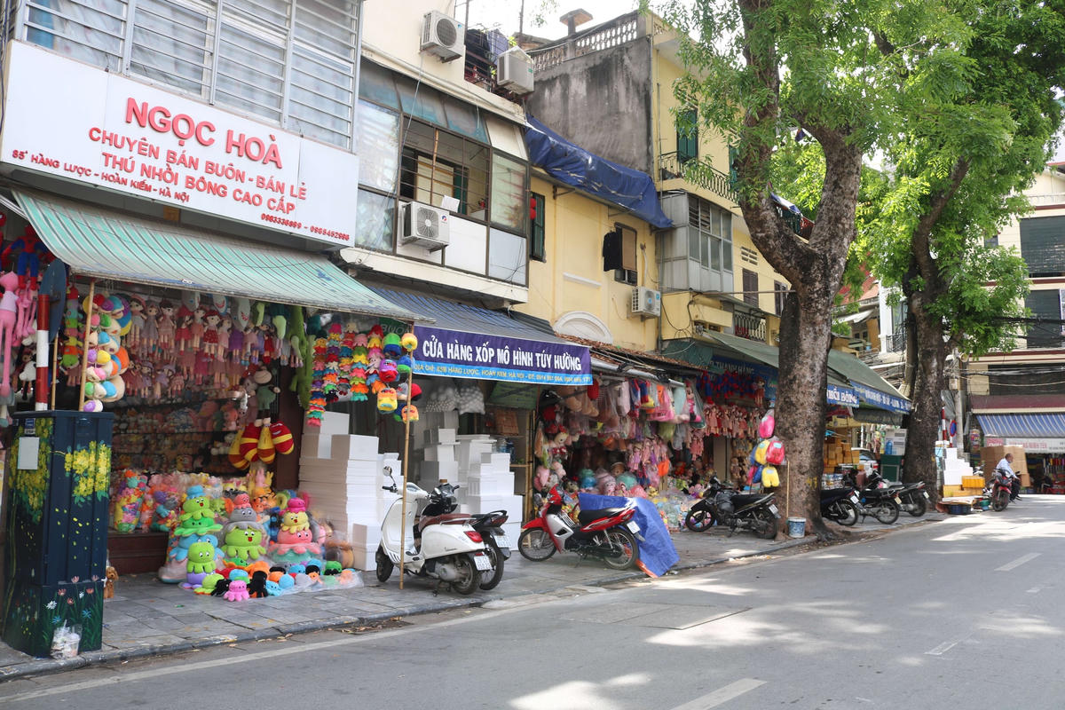 [ẢNH] Hà Nội: Khu phố đồ chơi vắng tiếng cười trẻ thơ ngày Tết thiếu nhi