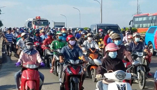 Giao thông trên tuyến quốc lộ 1, hướng vào trung tâm thành phố bị ùn tắc vào ngày đầu tuần.