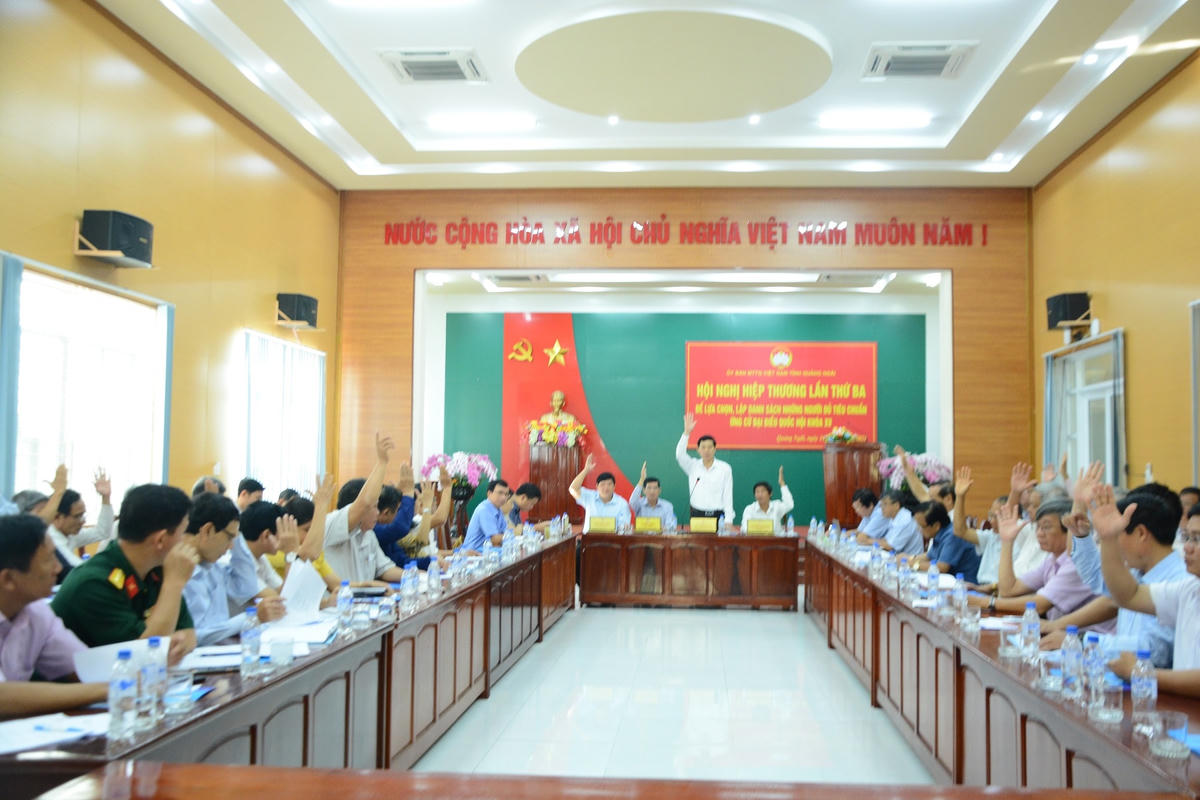 Các đại biểu biểu quyết thống nhất 10 ứng cử viên đại biểu ĐBQH khóa XV.