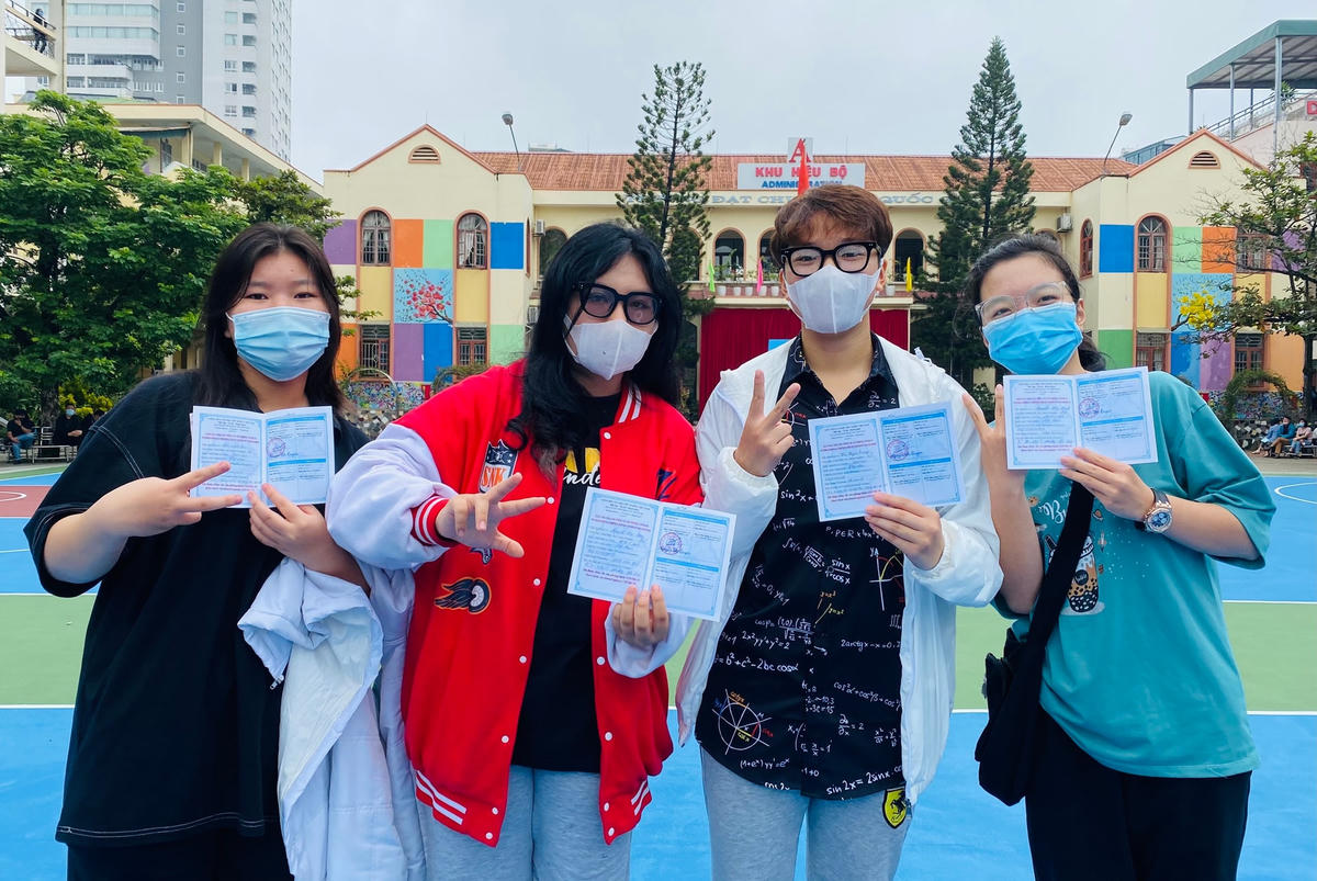 Các em học sinh đều rất vui mừng, phấn khởi khi đã hoàn thành việc tiêm vaccine phòng Covid-19 mũi 1.