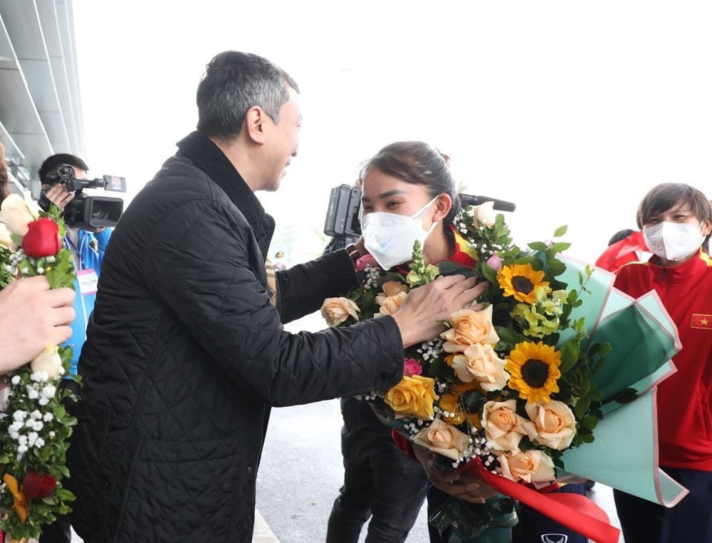 Tổng thư ký VFF Trần Quốc Tuấn tặng hoa chúc mừng các nữ tuyển thủ sau chuỗi ngày nhọc nhằn nhưng đầy vinh quang của hành trình giành vé dự World Cup nữ 2023. (Ảnh: TTXVN).
