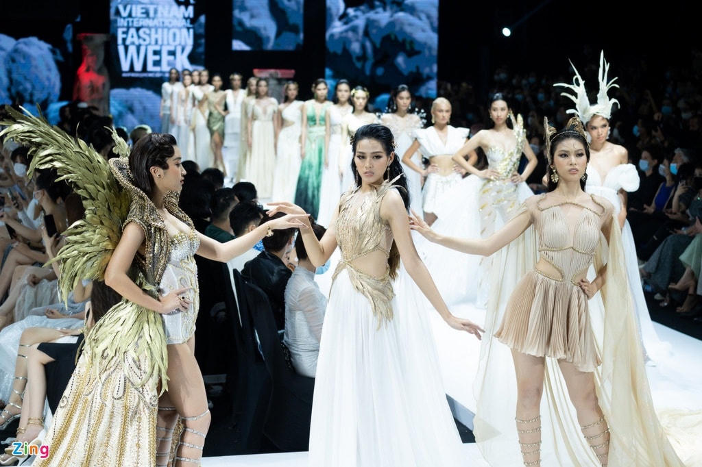 Về việc đại diện Việt Nam dự thi Miss World 2021, ban tổ chức Hoa hậu Việt Nam trả lời Zing: "Đỗ Thị Hà đang tham gia các chuyến từ thiện tại miền Trung. Sau chuyến từ thiện, Hà ổn định việc học, tập trung lịch thi tại đại học. Sau đó, cô ấy mới bắt đầu kế hoạch tập luyện cho cuộc thi Miss World"..